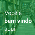 Bookshelves with text that reads Você é bem vindo aqui