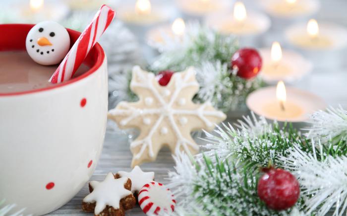 Winter greenery, mug, tealights