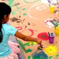 Child painting at a Hervé Tullet Art Workshop