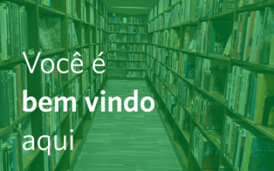 Bookshelves with text that reads Você é bem vindo aqui