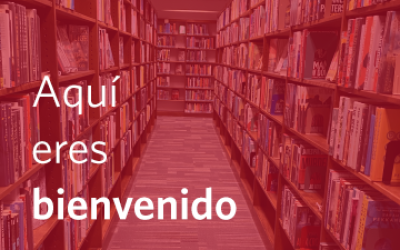 Bookshelves with text that reads Aquí eres bienvenido