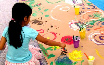 Child painting at a Hervé Tullet Art Workshop