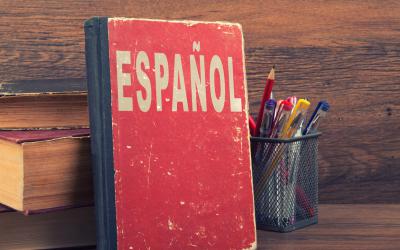 Red book with Español on the cover next to a pencil cup